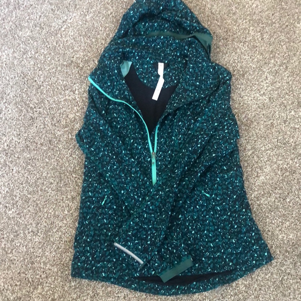 Lululemon rain jacket sz 8 with ventilation lift